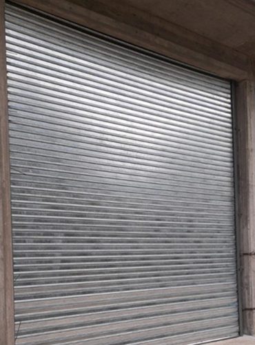 Cortina metálica galvanizada completamente instalada, vista de frente