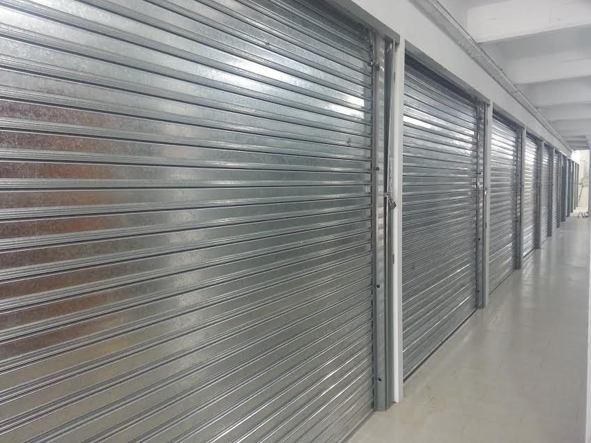 Galería con varias cortinas metálicas galvanizadas instaladas en fila